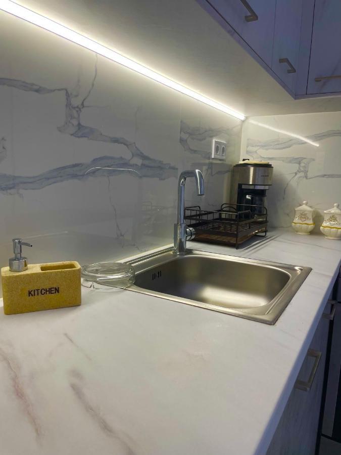 Haris White Apartment Roussospítion 外观 照片